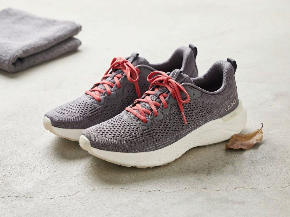 białe sneakersy z joggerami