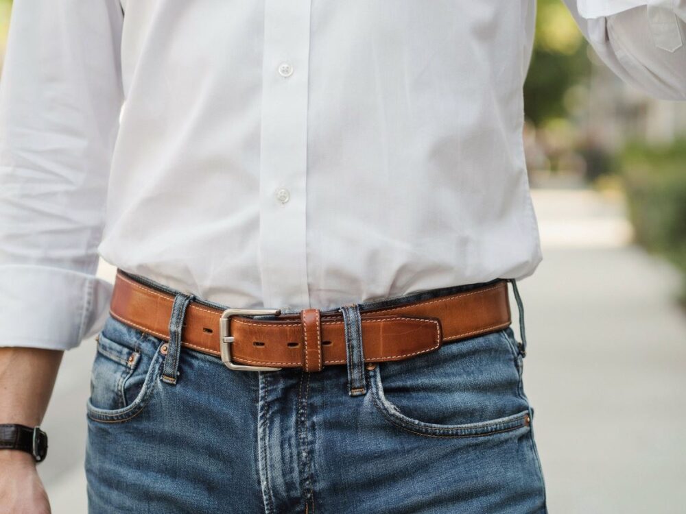 stylowe połączenie koszuli i jeansów
